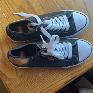 Men’s casual black shoes.